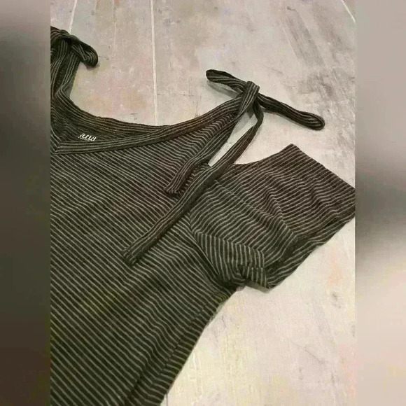 A.n.a. Off-the-Shoulder Striped Top - Picture 5 of 10